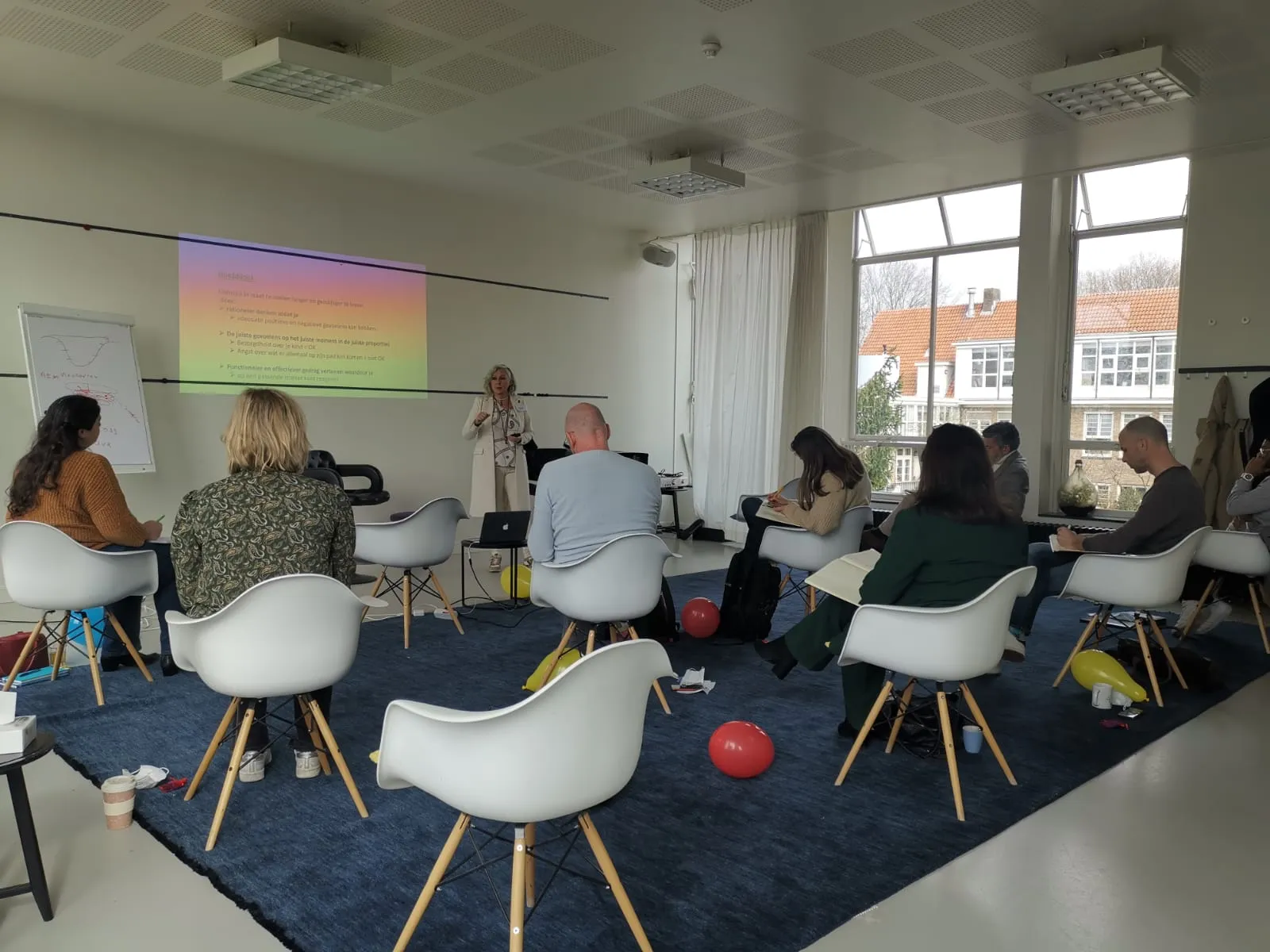 Deelnemers in lesruimte tijdens coachopleiding